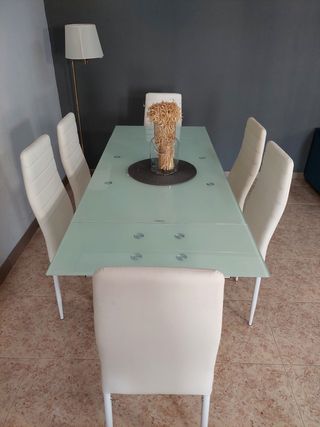 Mesa extensible con 6 sillas nuevas