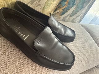Zapatos Geox niño talla 35 negros. casi nueve 