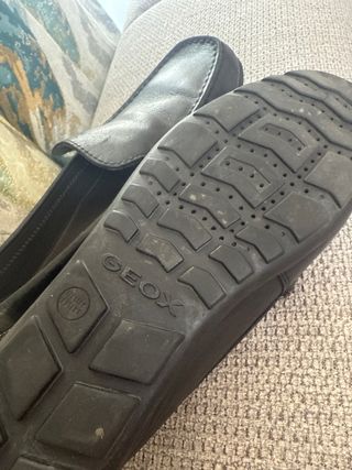 Zapatos Geox niño talla 35 negros. casi nueve 