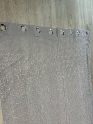 Cortinas grises y negras de tela