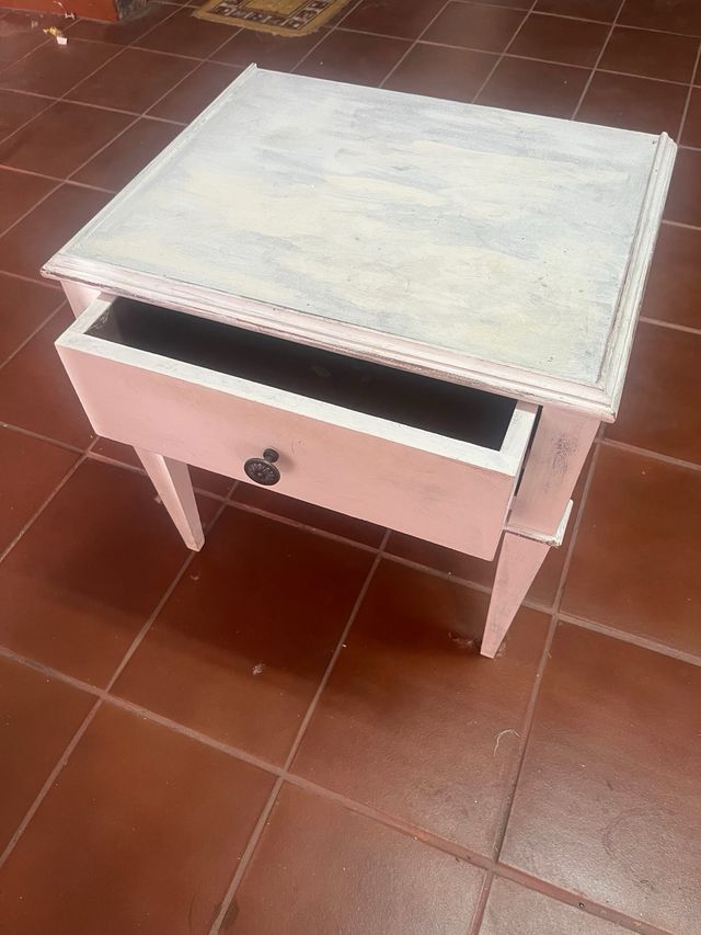 Mesita de noche de madera