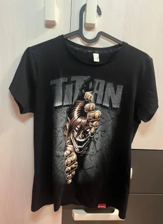 Camiseta Attack on Titan Negra