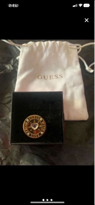 Anillo Guess con estuche y corazón