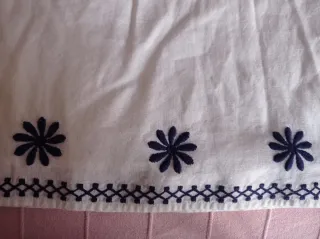 Vestido blanco con bordado azul