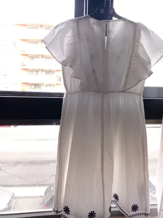 Vestido blanco con bordado azul