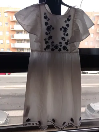 Vestido blanco con bordado azul