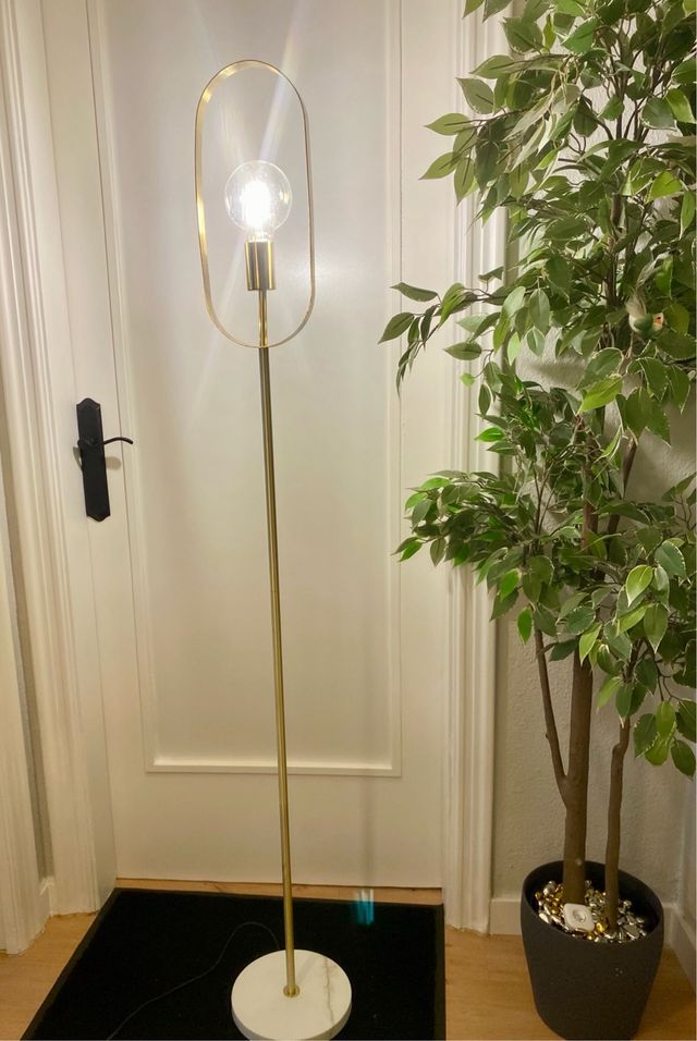 Lámpara de pie Casa Viva dorada y mármol