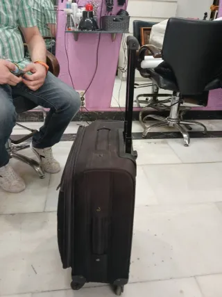 Maleta de viaje negra con ruedas