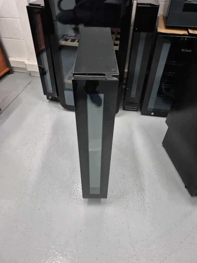 Vinoteca Avintage AV8TNA bajo encimera