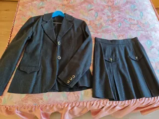 Traje chaqueta y falda gris
