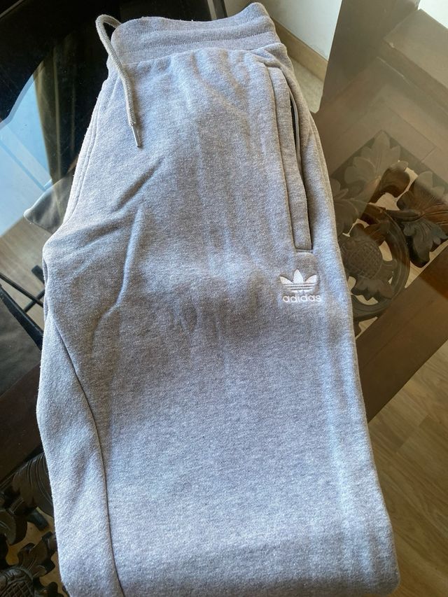 Pantalón deportivo Adidas gris