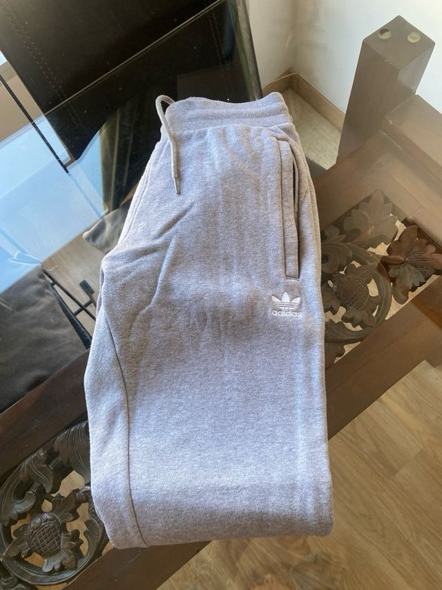 Pantalón deportivo Adidas gris