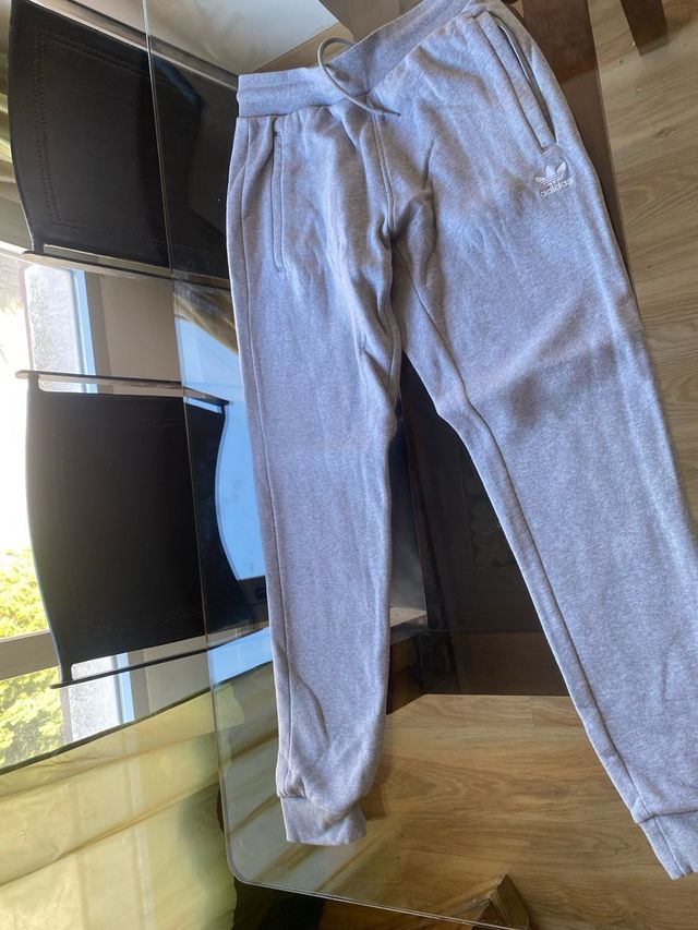 Pantalón deportivo Adidas gris