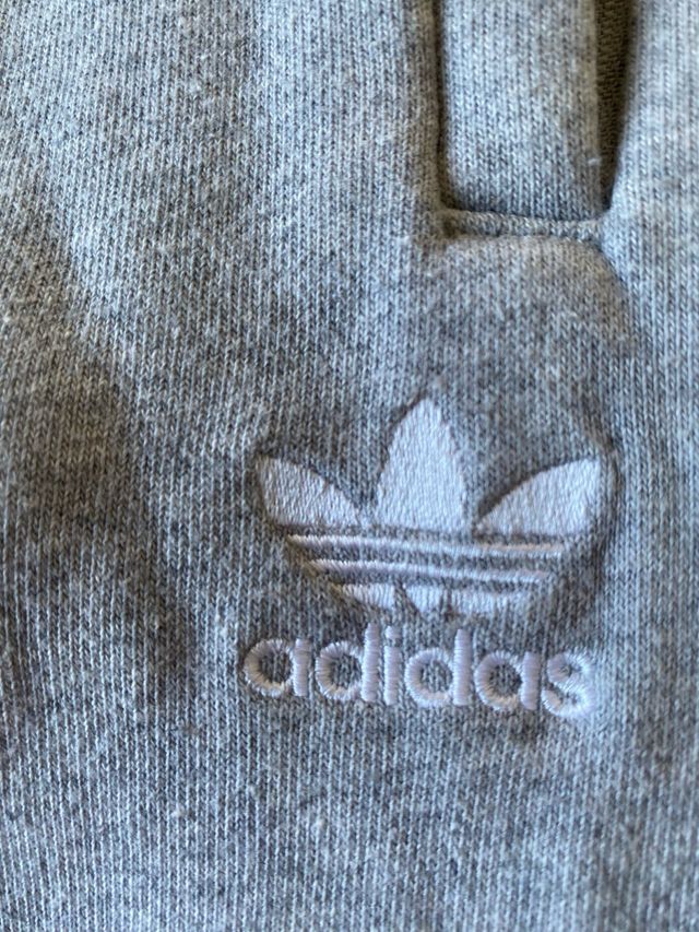 Pantalón deportivo Adidas gris
