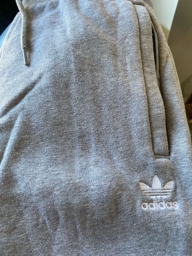 Pantalón deportivo Adidas gris