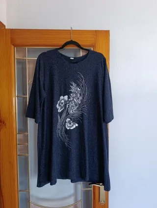 Túnica azul marino con estampado floral