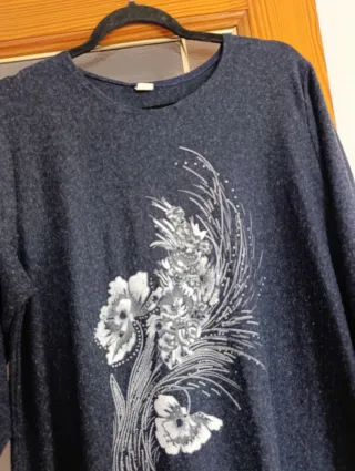 Túnica azul marino con estampado floral