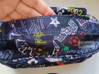 Estuche triple cremallera diseño graffiti y fútbol