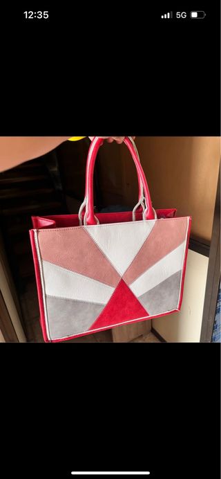 Bolso Multicolor con detalles en rojo
