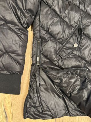 Chaqueta acolchada negra con capucha IKKS