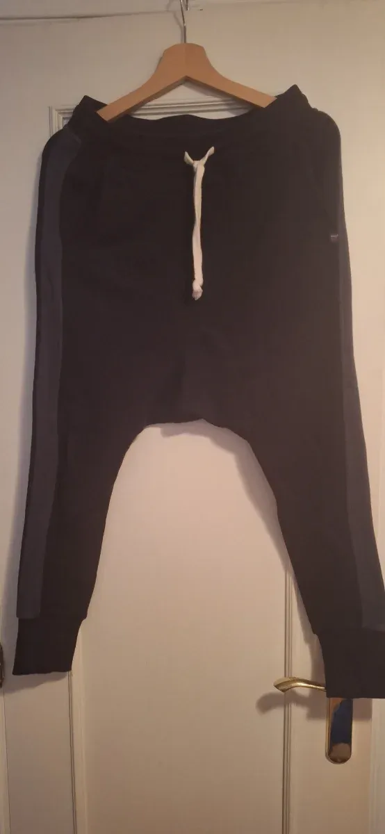 Pantalón chándal negro y gris