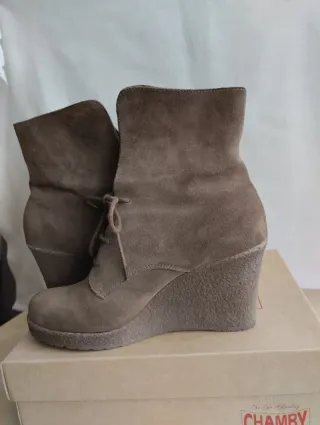 Botines cuña piel vuelta marrones.