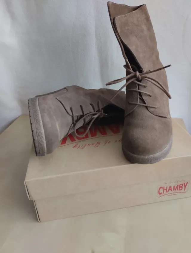 Botines cuña piel vuelta marrones.