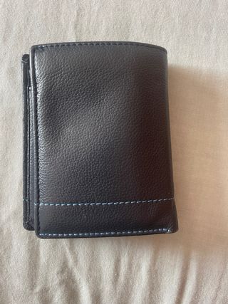 Cartera de piel negro con ribete azul marino 