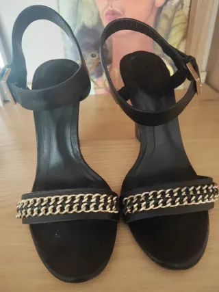 Sandalias tacón Massimo Dutti negras y doradas