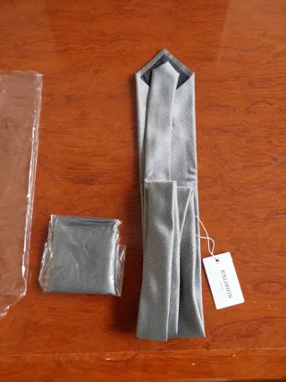 Corbata y pañuelo Enlision gris plateado