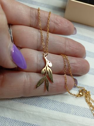 Collana con ciondolo a foglia oro