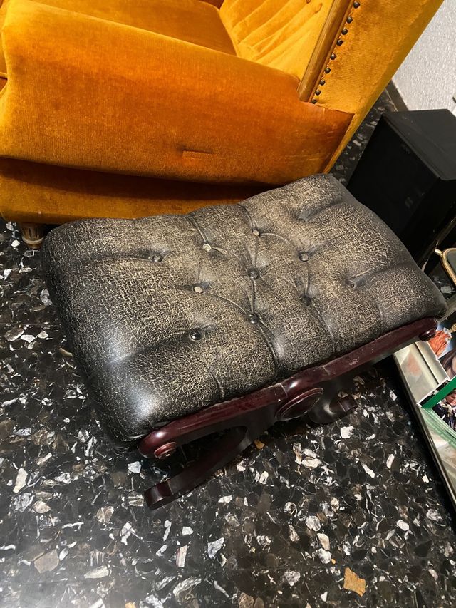 Poltrona nera in pelle e legno