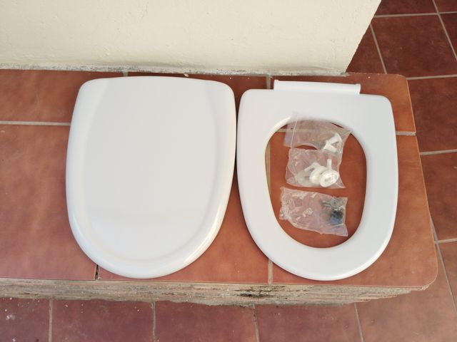 Tapa de inodoro desmontada