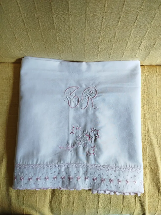 Sabana Matrimonio Bordada.
Con almohada .