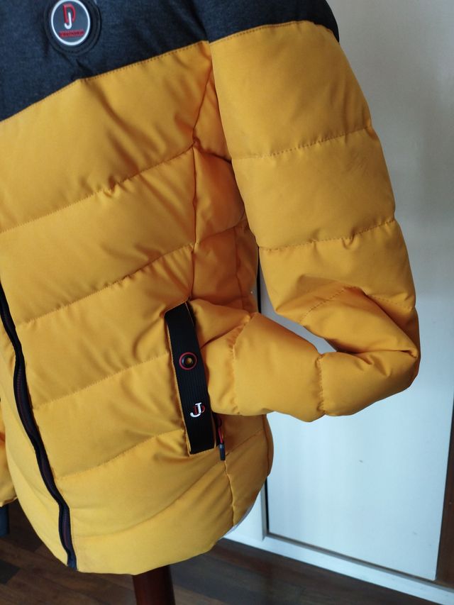 Parka chico negra y amarilla, y gris