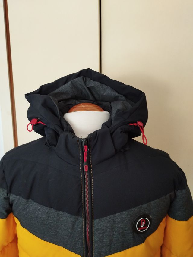 Parka chico negra y amarilla, y gris