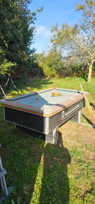 Mesa de billar con accesorios