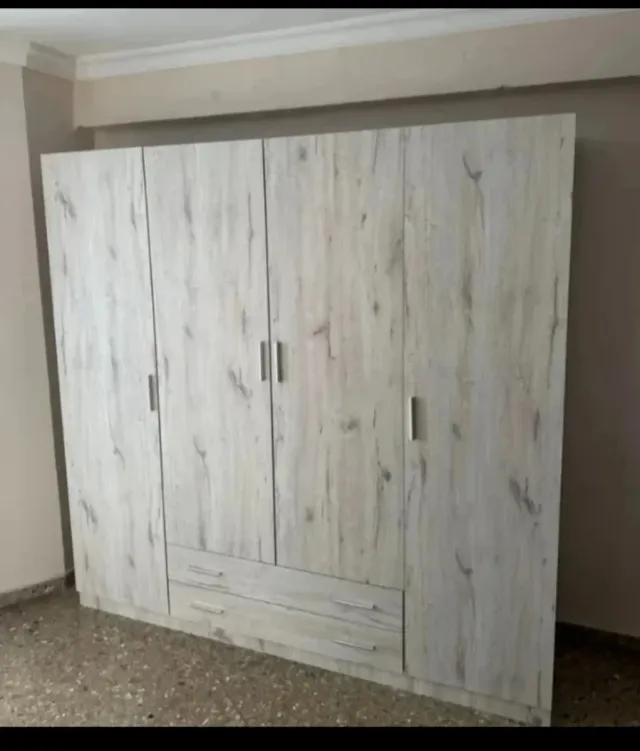 Armarios blancos de madera nuevos
