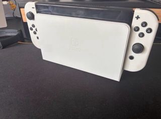 Nintendo Switch OLED bianco e nero