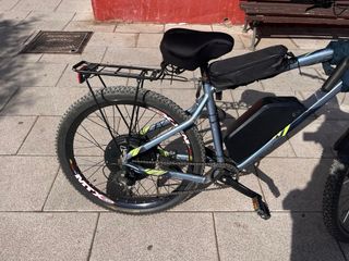 Bicicleta eléctrica azul