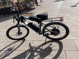 Bicicleta eléctrica azul