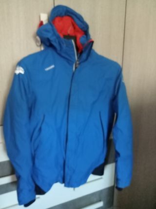 Chubasquero azul y rojo con capucha. 