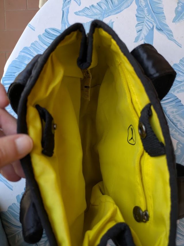 Bolso Puma acolchado negro y amarillo