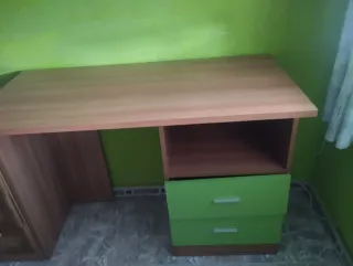 Escritorio madera y cajones verdes