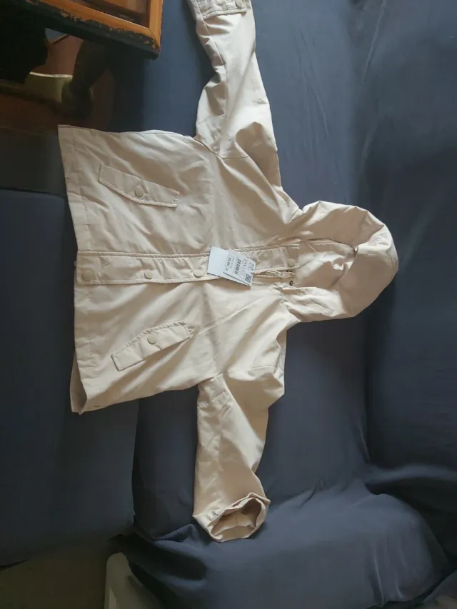 Chaqueta beige con capucha