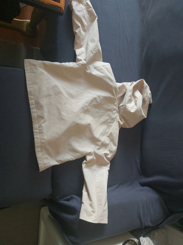 Chaqueta beige con capucha