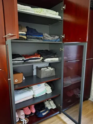 Armario grande de madera y cristal