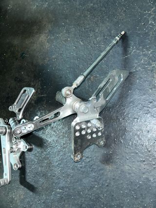 Estriberas y soportes Suzuki SRAD