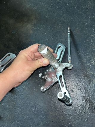 Estriberas y soportes Suzuki SRAD