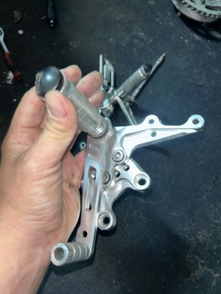 Estriberas y soportes Suzuki SRAD